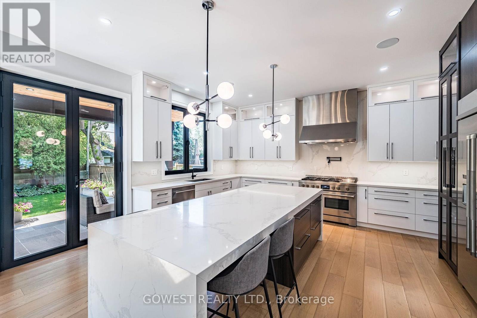 402 Niar Avenue, Mississauga, ON - Indoor Photo Showing Kitchen With Upgraded Kitchen