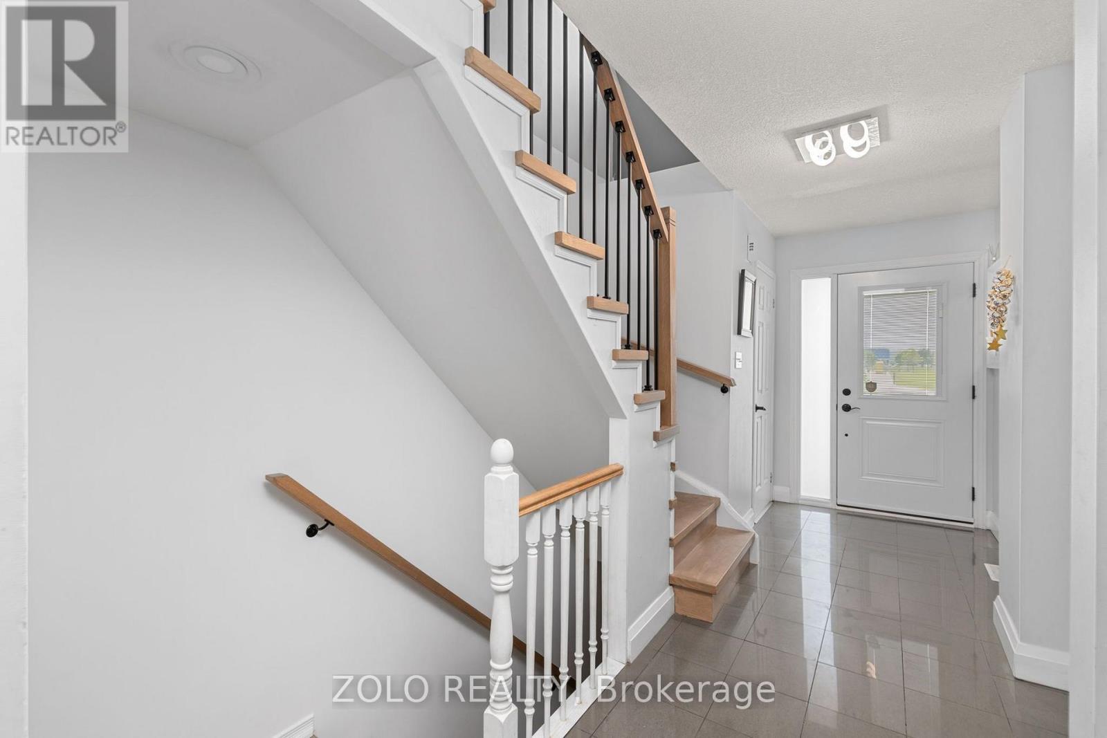 176 Fairwood Drive, Georgina, ON - Indoor Photo Showing Other Room