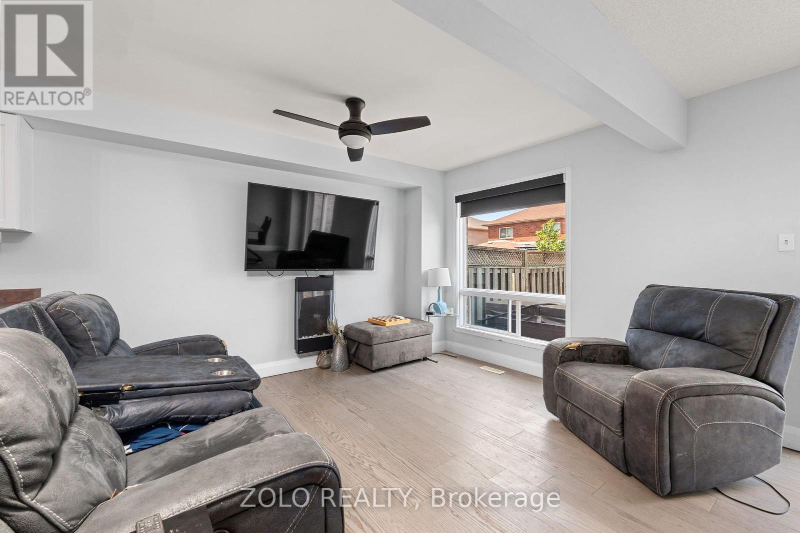 176 Fairwood Drive, Georgina, ON - Indoor Photo Showing Living Room