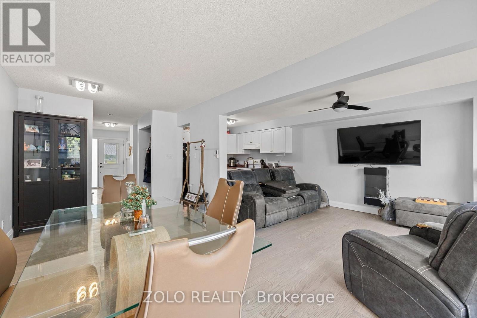 176 Fairwood Drive, Georgina, ON - Indoor Photo Showing Living Room