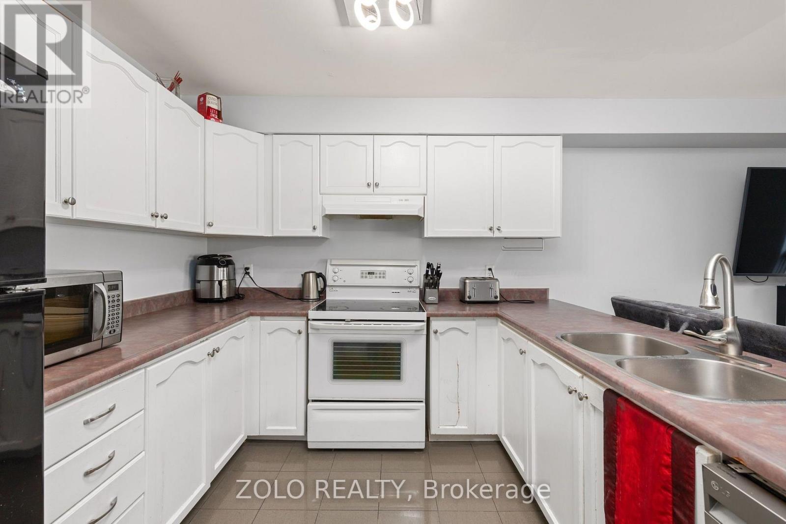 176 Fairwood Drive, Georgina, ON - Indoor Photo Showing Kitchen With Double Sink