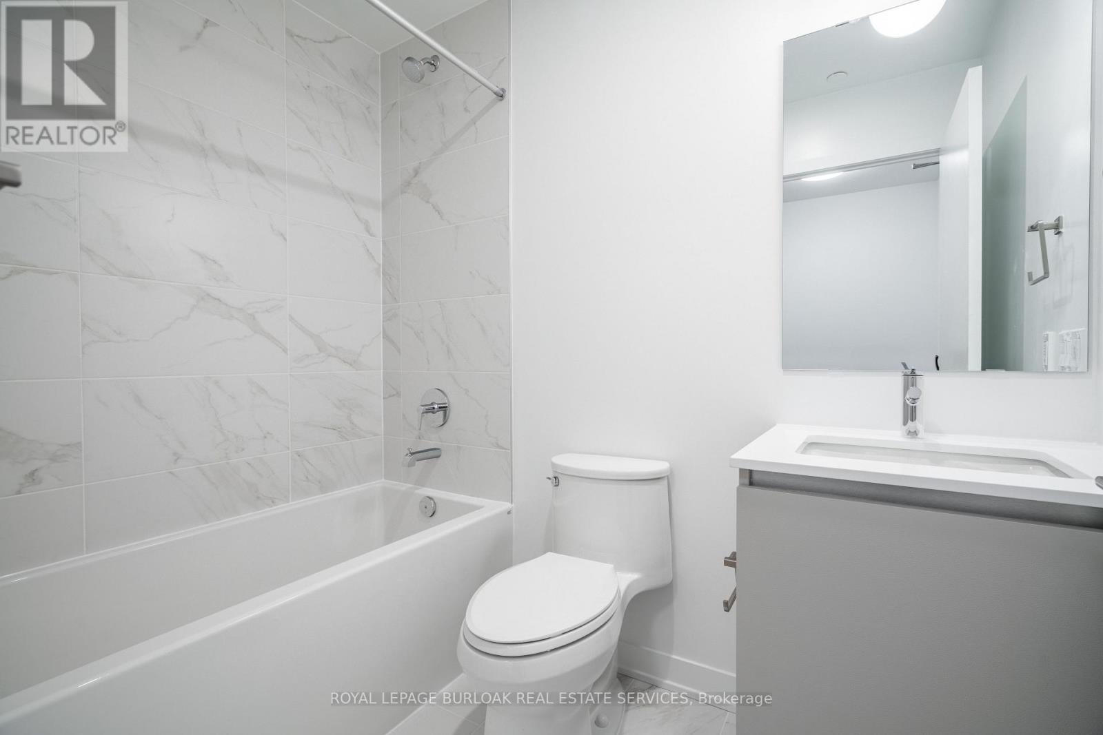 801 - 395 Dundas Street W, Oakville, ON - Indoor Photo Showing Bathroom