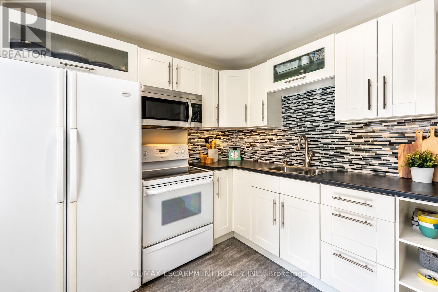 365 East 22Nd Street, Hamilton, ON - Indoor Photo Showing Kitchen With Double Sink