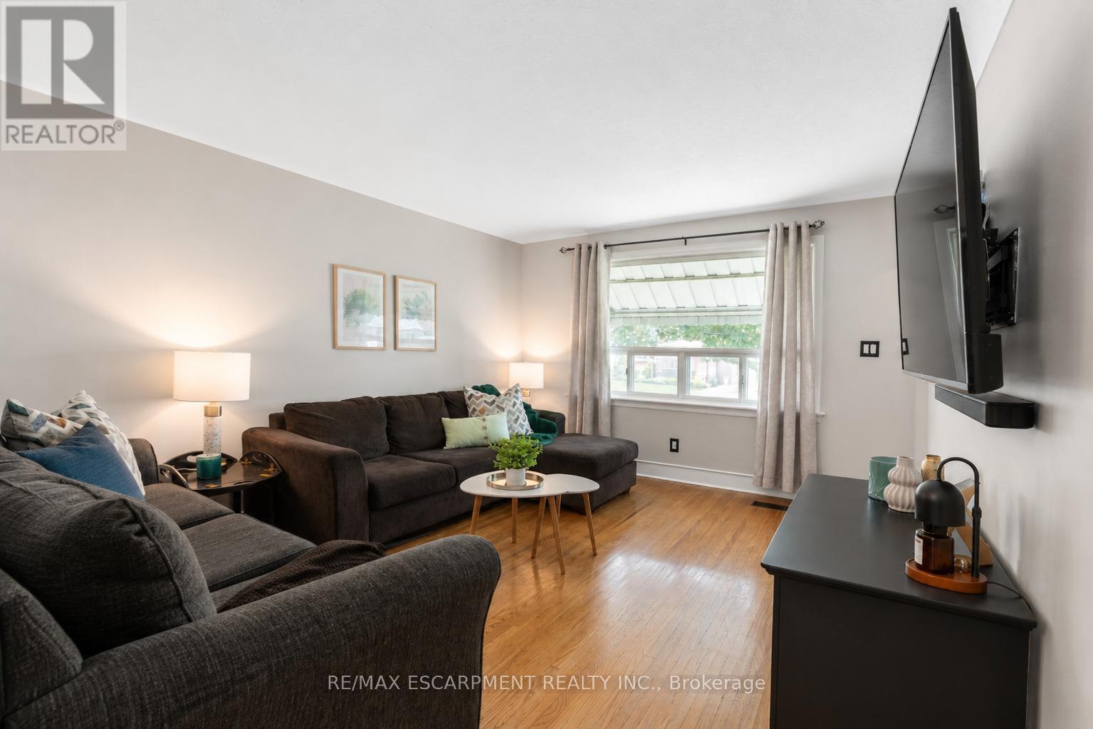 365 East 22Nd Street, Hamilton, ON - Indoor Photo Showing Living Room