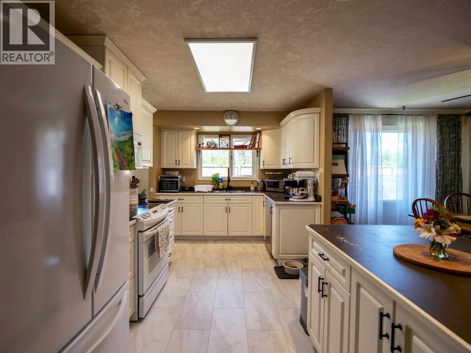 1291 Picard Avenue, Quesnel, BC - Indoor Photo Showing Kitchen With Double Sink