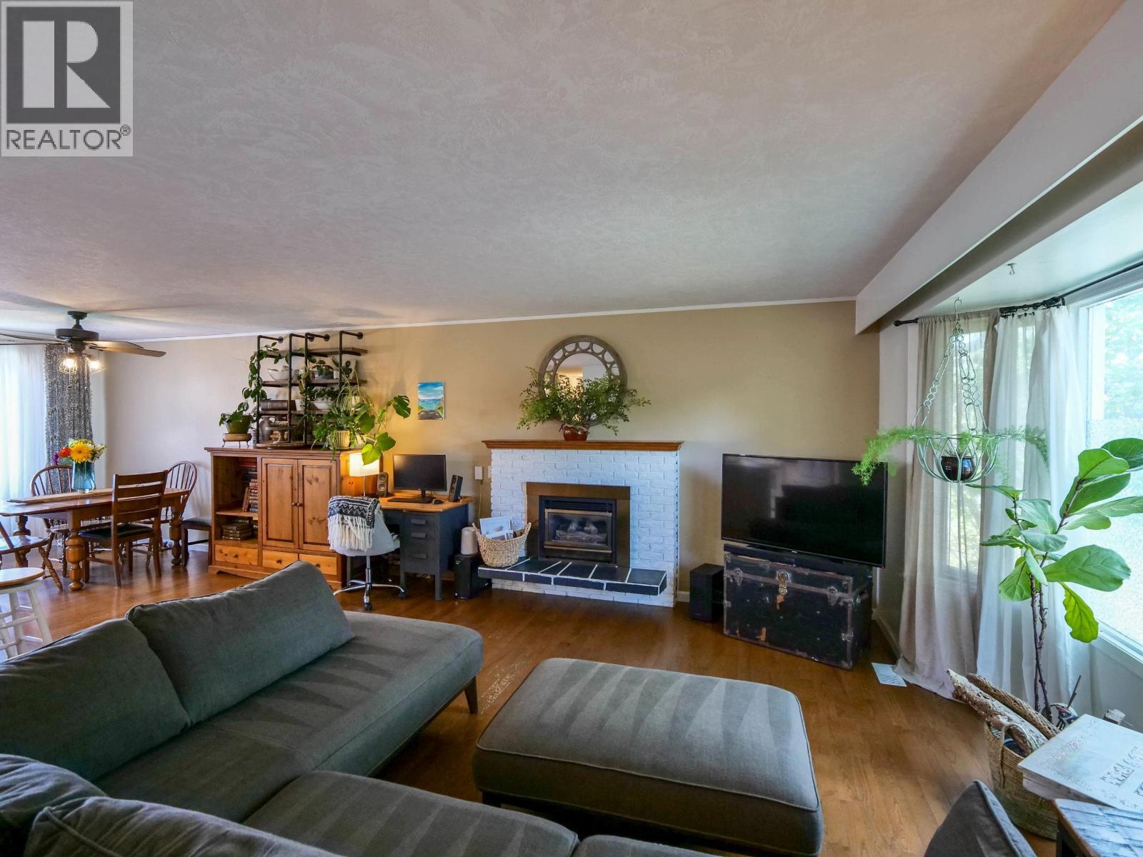 1291 Picard Avenue, Quesnel, BC - Indoor Photo Showing Living Room With Fireplace