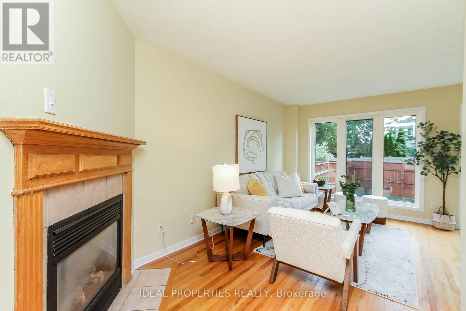 418 Beatrice Drive, Ottawa, ON - Indoor Photo Showing Living Room With Fireplace