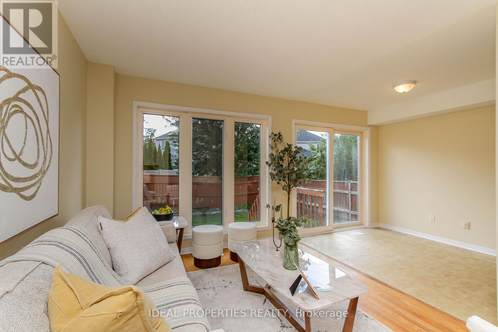 418 Beatrice Drive, Ottawa, ON - Indoor Photo Showing Living Room