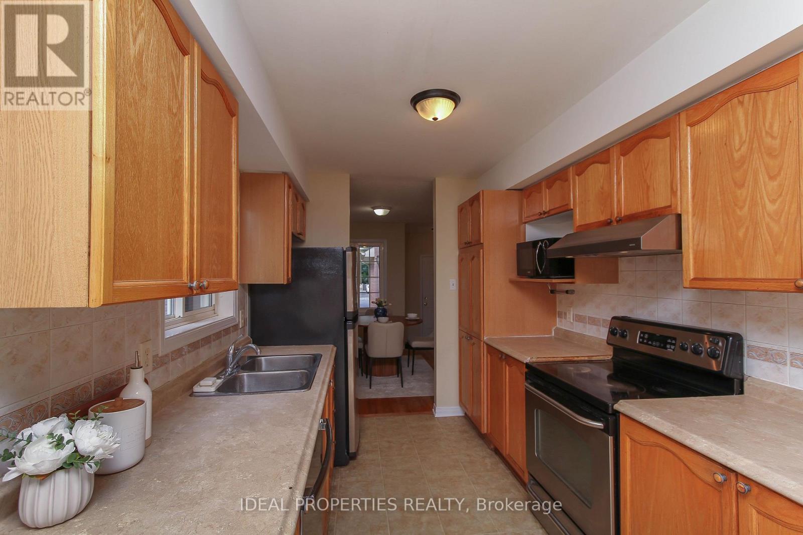 418 Beatrice Drive, Ottawa, ON - Indoor Photo Showing Kitchen With Double Sink