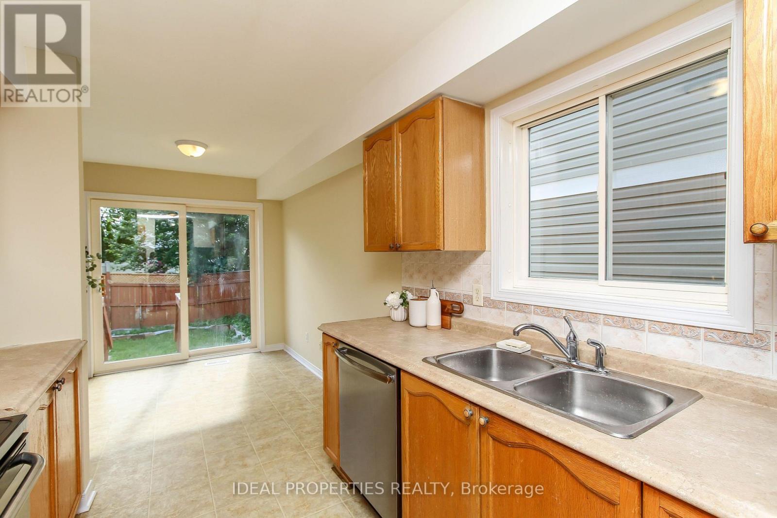 418 Beatrice Drive, Ottawa, ON - Indoor Photo Showing Kitchen With Double Sink