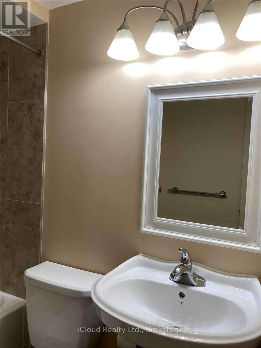 1449 Ithaca Court, Mississauga, ON - Indoor Photo Showing Bathroom