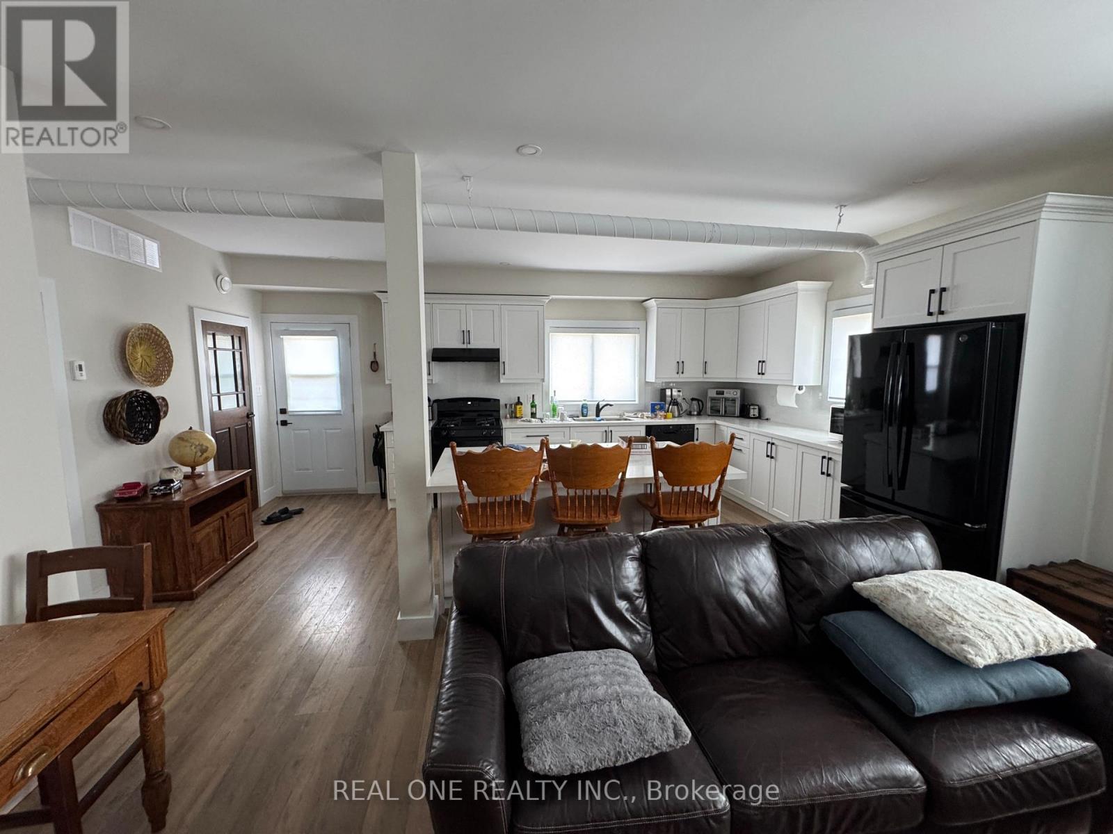 145 Syples Street, Burk'S Falls, ON - Indoor Photo Showing Living Room