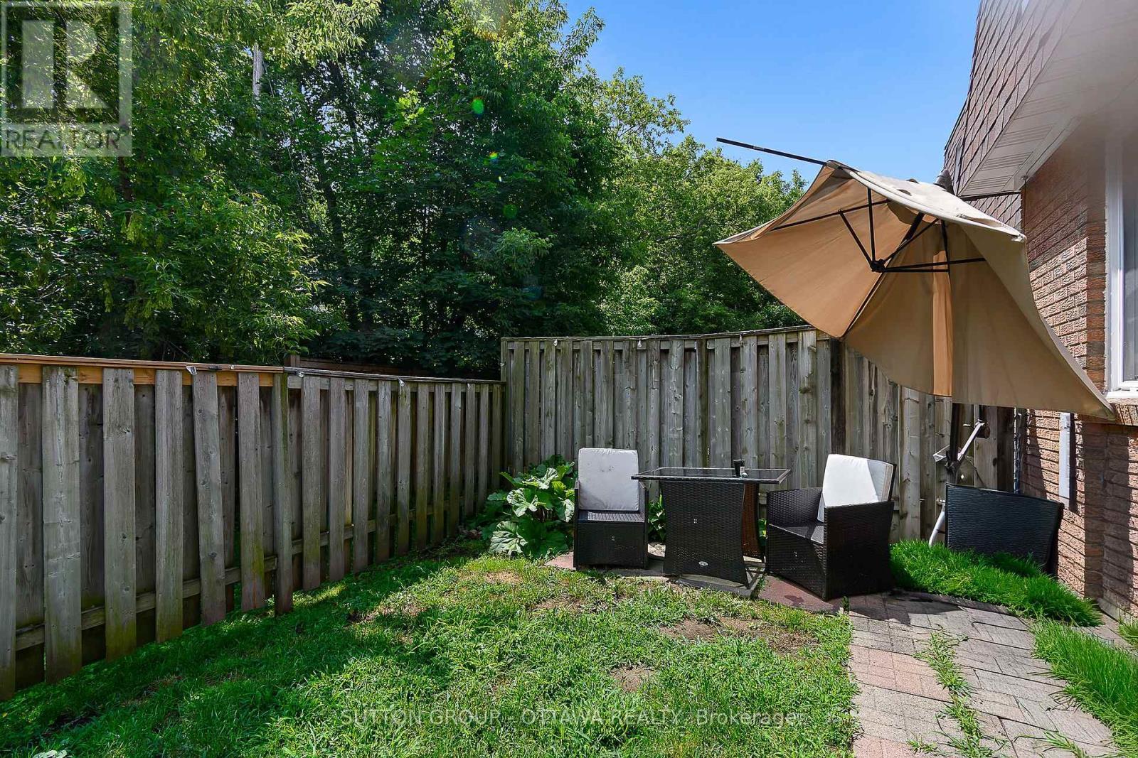 39 - 1803 Axminster Court, Ottawa, ON - Outdoor