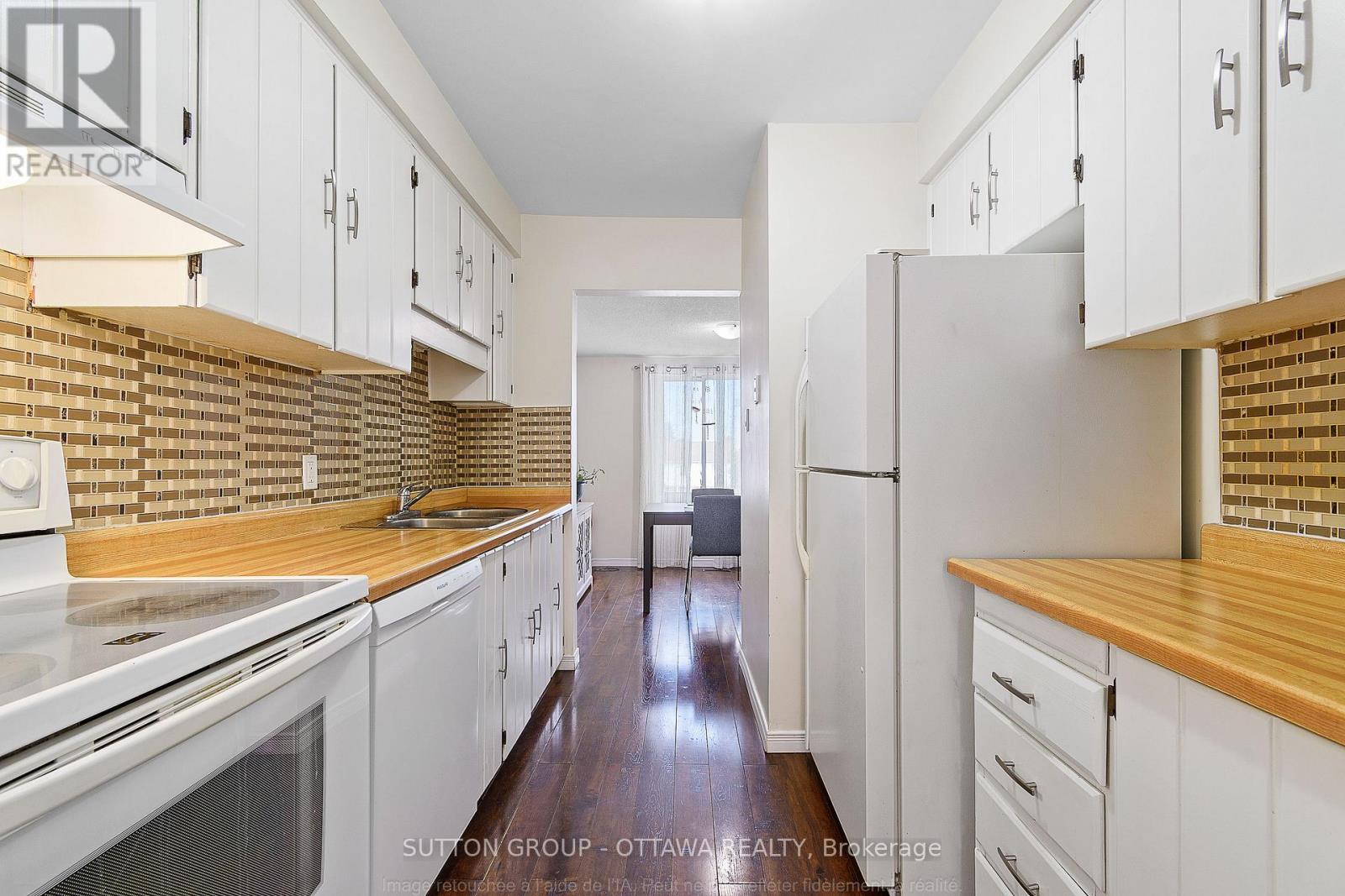 39 - 1803 Axminster Court, Ottawa, ON - Indoor Photo Showing Kitchen With Double Sink