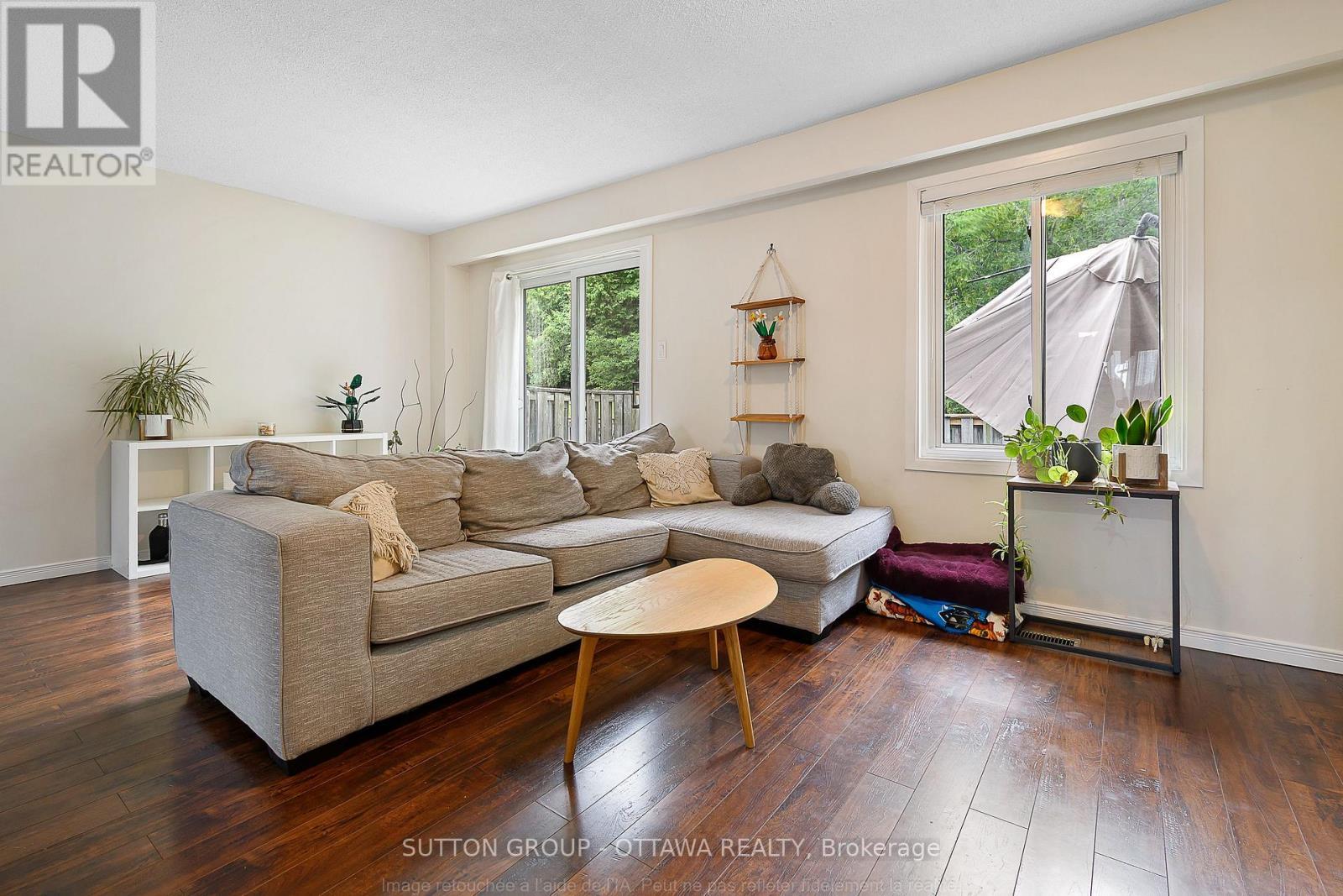 39 - 1803 Axminster Court, Ottawa, ON - Indoor Photo Showing Living Room