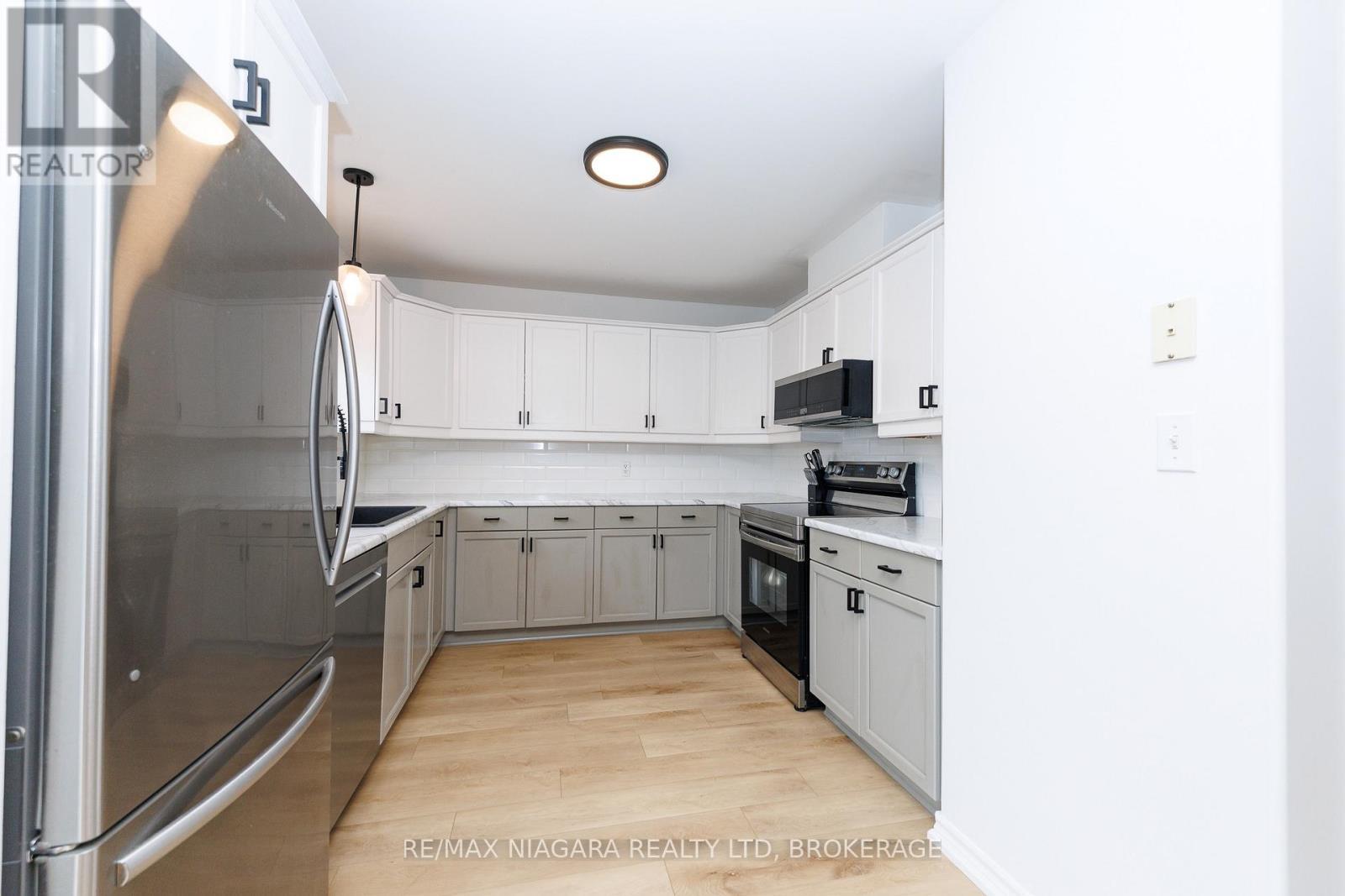 3819 Graeber Avenue, Fort Erie (Crystal Beach), ON - Indoor Photo Showing Kitchen