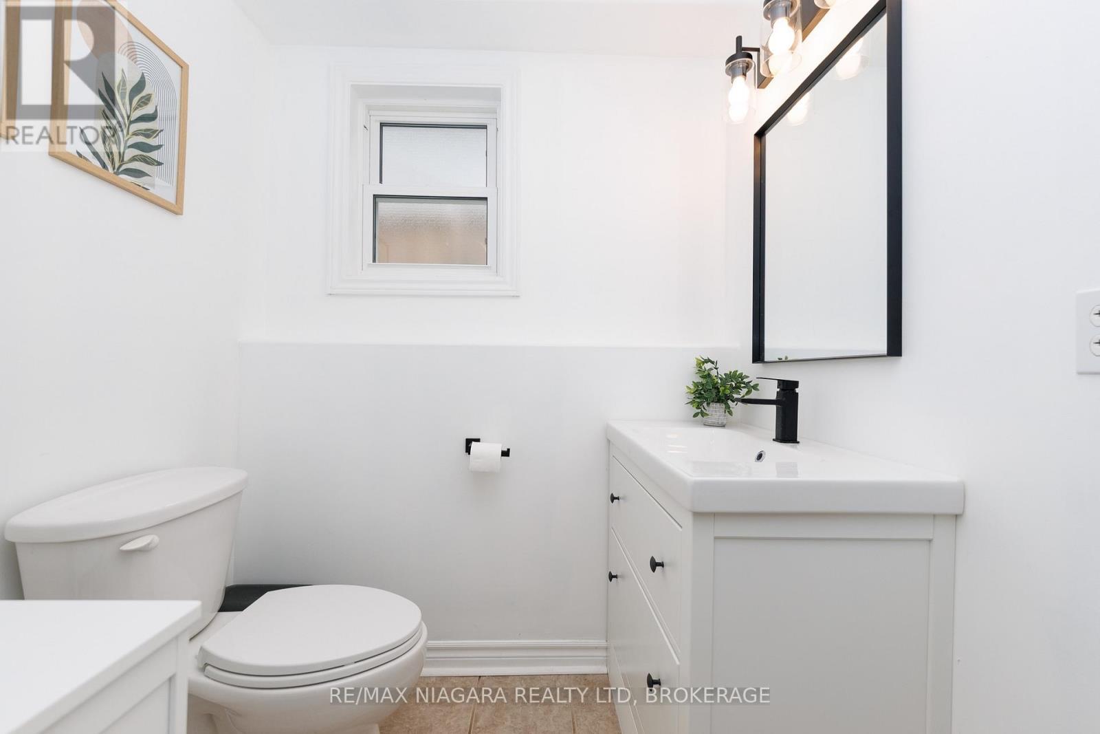 3819 Graeber Avenue, Fort Erie (Crystal Beach), ON - Indoor Photo Showing Bathroom