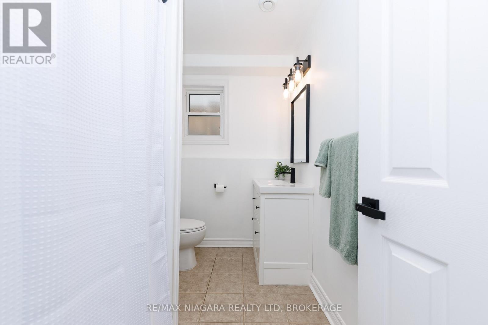 3819 Graeber Avenue, Fort Erie (Crystal Beach), ON - Indoor Photo Showing Bathroom