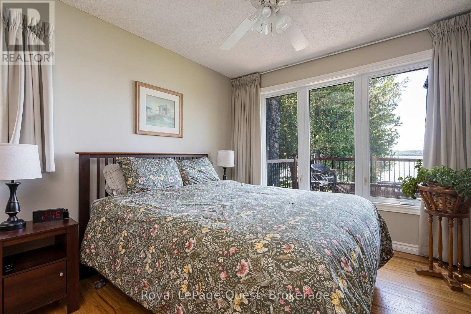 490 Silver Birch Drive, Tiny, ON - Indoor Photo Showing Bedroom