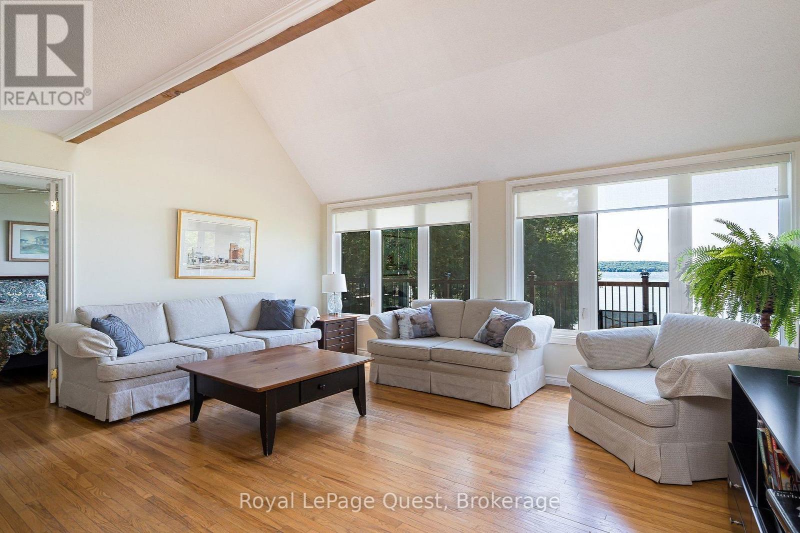 490 Silver Birch Drive, Tiny, ON - Indoor Photo Showing Living Room