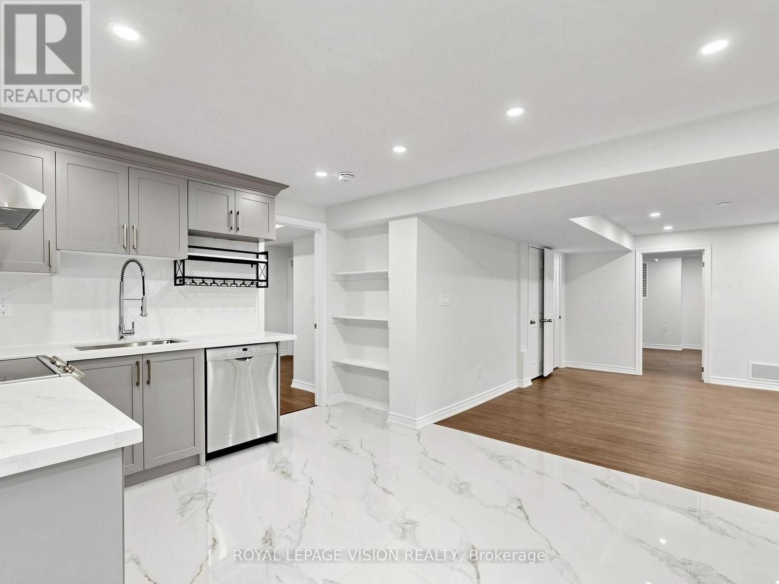 43 Mac Carl Crescent, Whitby, ON - Indoor Photo Showing Kitchen