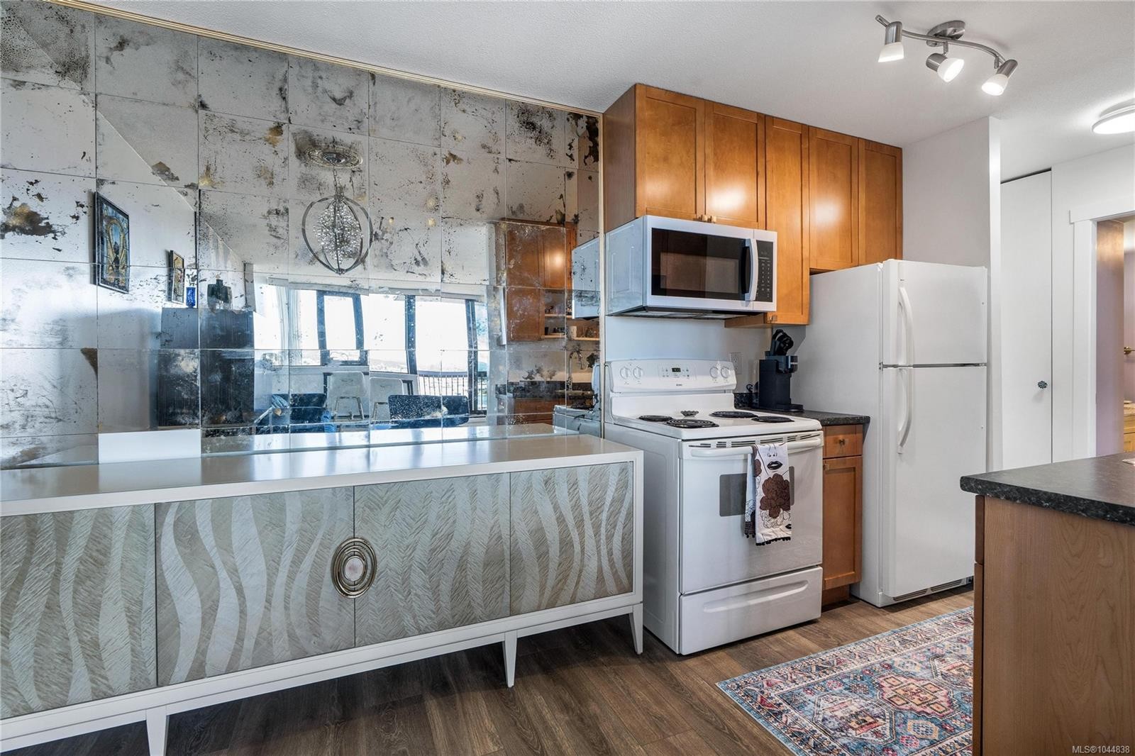#2104-647 Michigan St, Victoria, BC - Indoor Photo Showing Kitchen