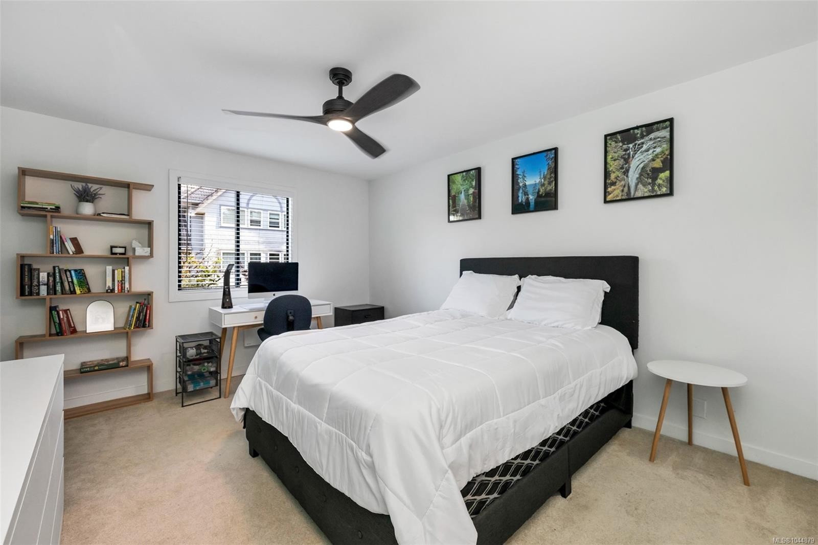 #201-3900 Shelbourne St, Saanich, BC - Indoor Photo Showing Bedroom