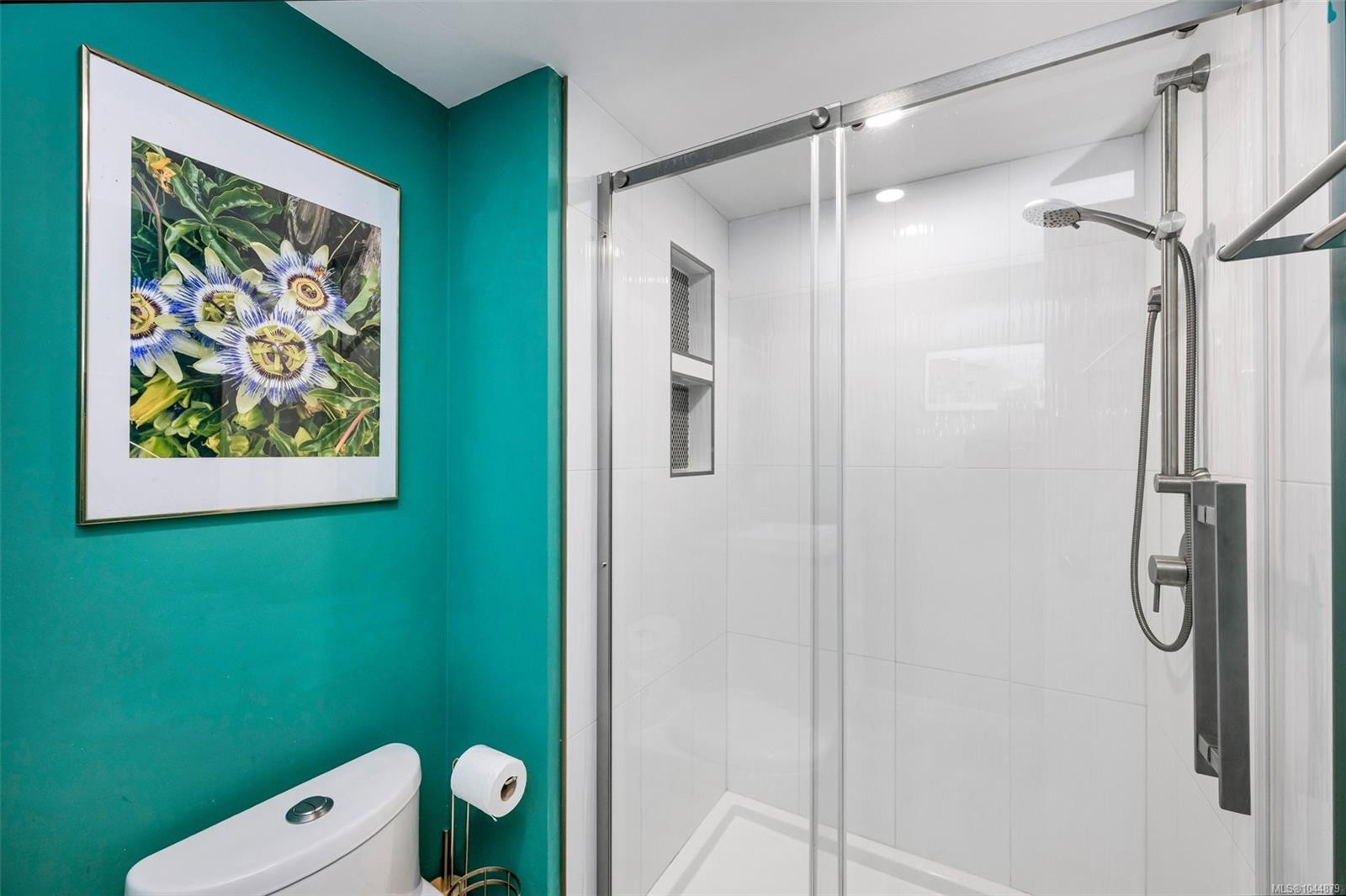 #201-3900 Shelbourne St, Saanich, BC - Indoor Photo Showing Bathroom