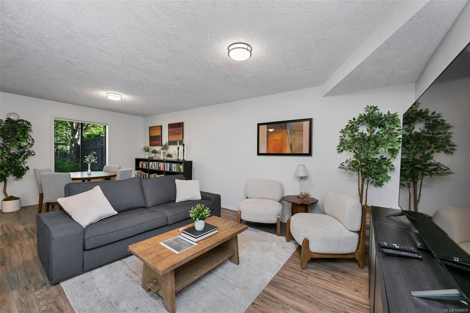 #201-3900 Shelbourne St, Saanich, BC - Indoor Photo Showing Living Room