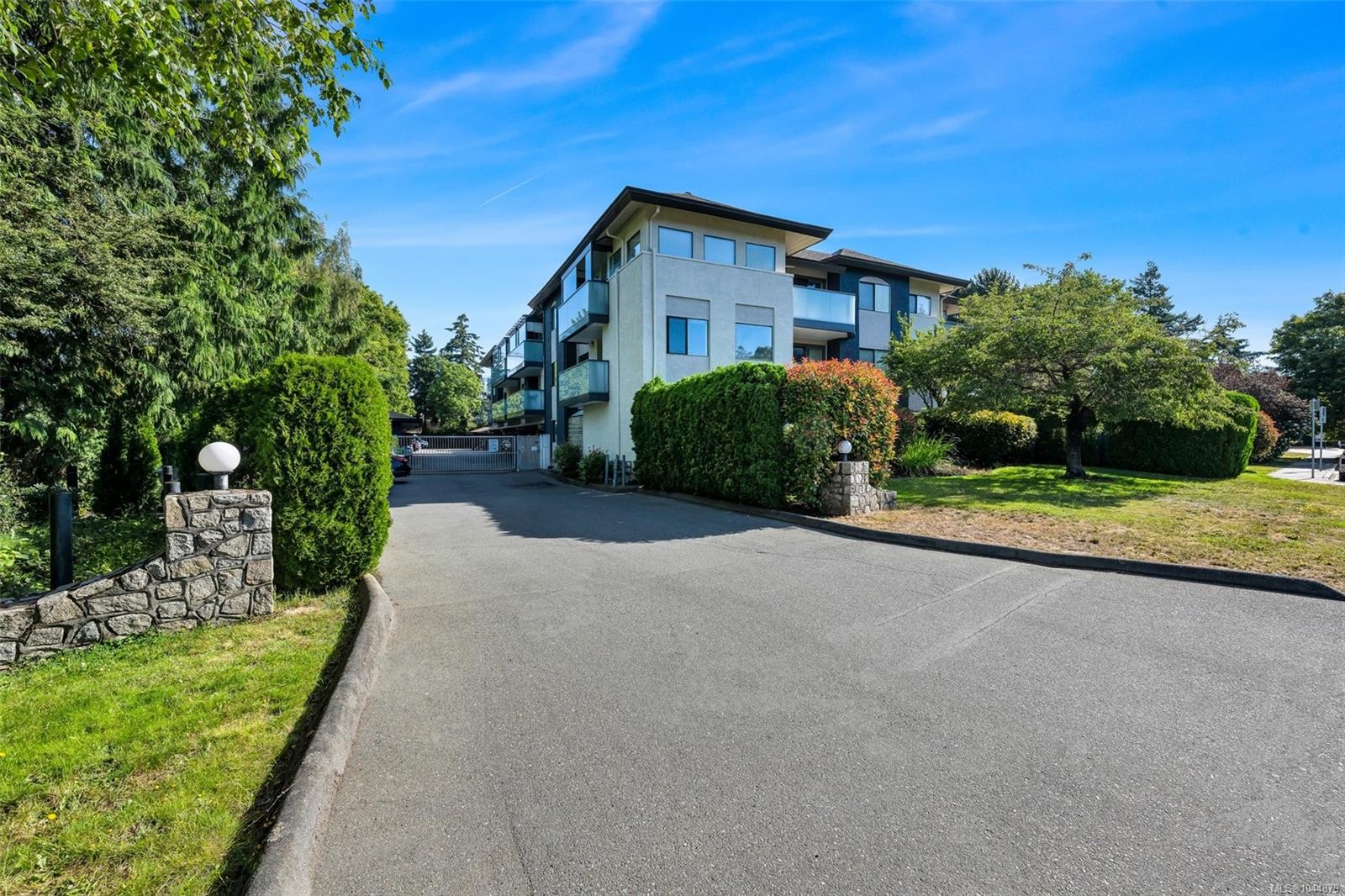 #201-3900 Shelbourne St, Saanich, BC - Outdoor