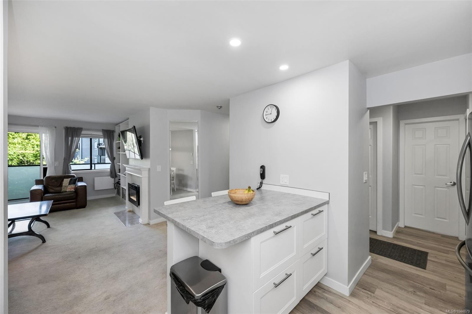 #201-3900 Shelbourne St, Saanich, BC - Indoor
