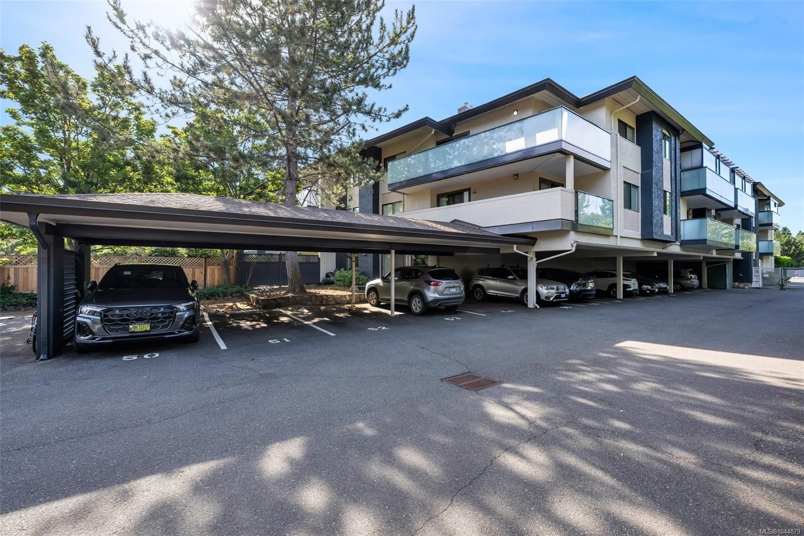 #201-3900 Shelbourne St, Saanich, BC - Outdoor With Balcony