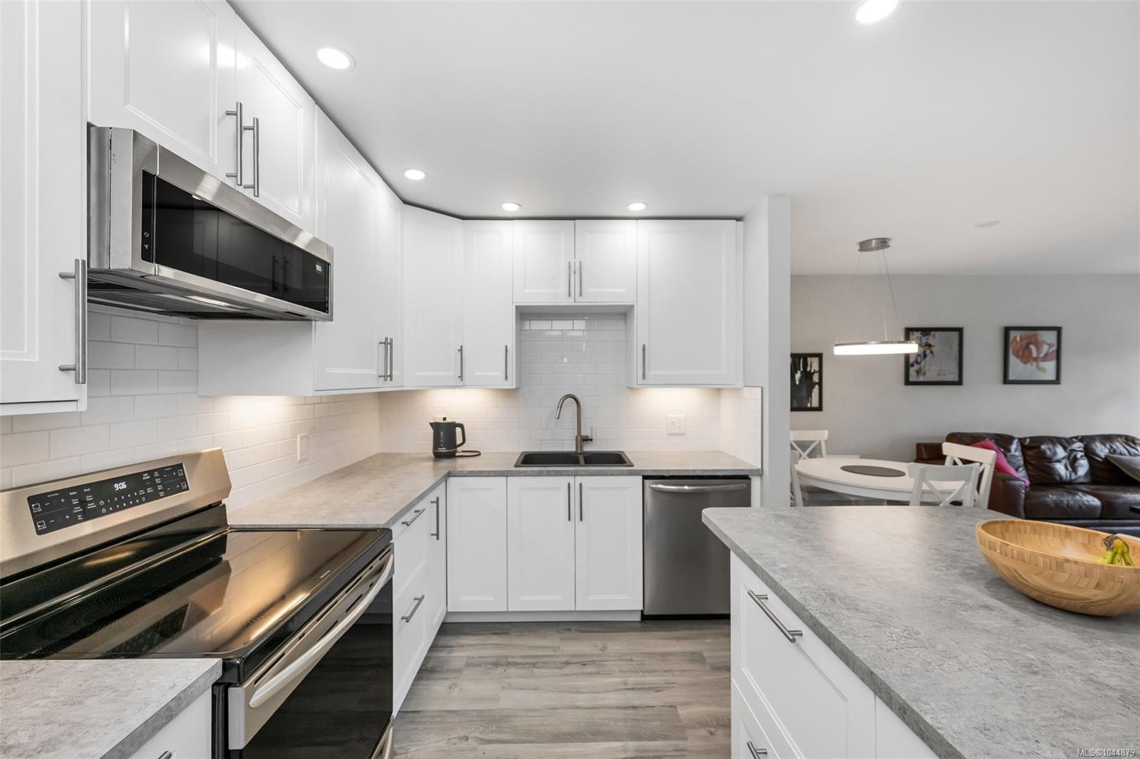 #201-3900 Shelbourne St, Saanich, BC - Indoor Photo Showing Kitchen With Double Sink With Upgraded Kitchen