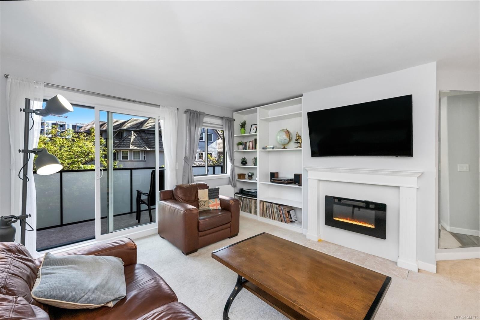 #201-3900 Shelbourne St, Saanich, BC - Indoor Photo Showing Living Room With Fireplace