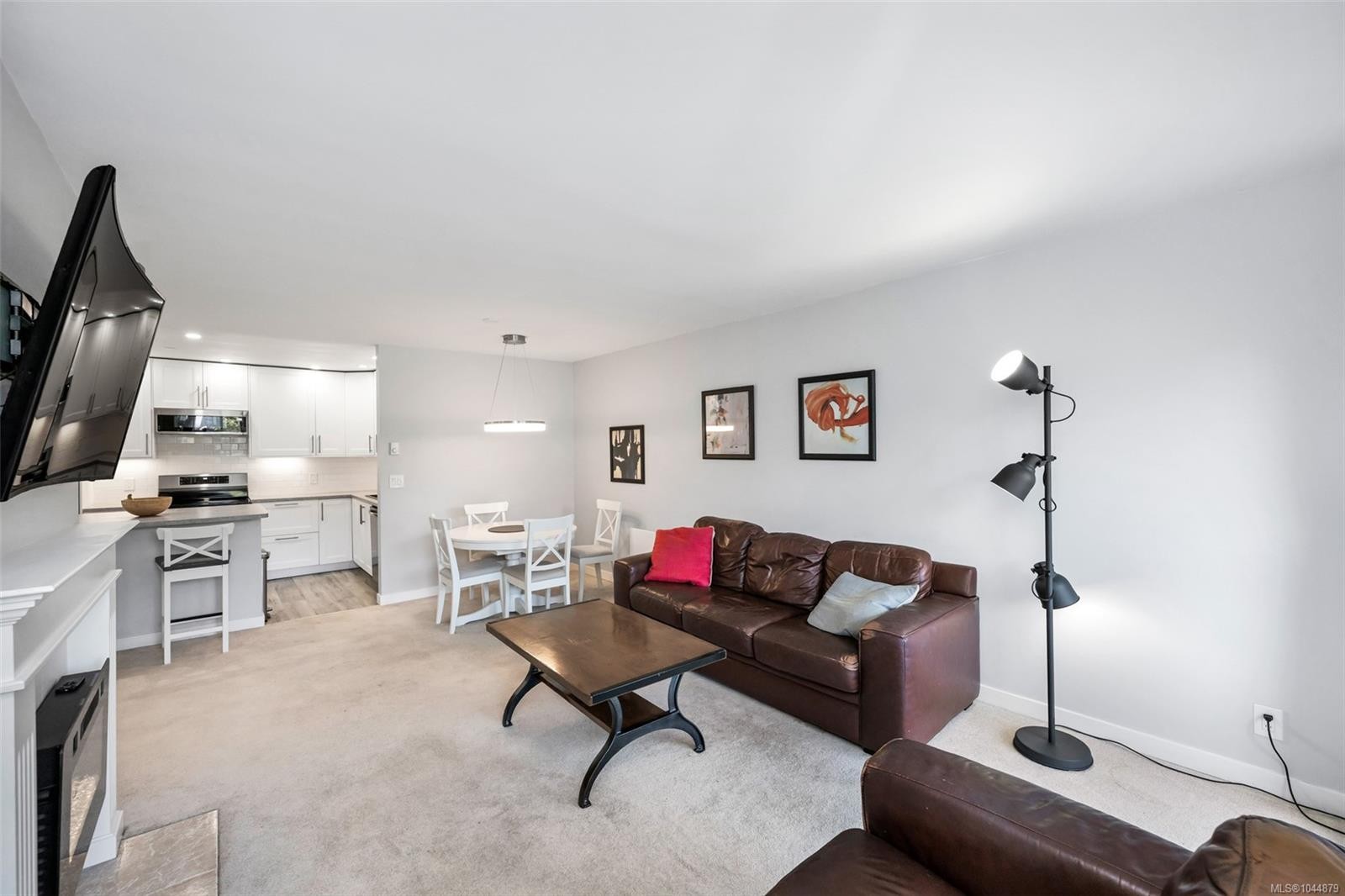 #201-3900 Shelbourne St, Saanich, BC - Indoor Photo Showing Living Room