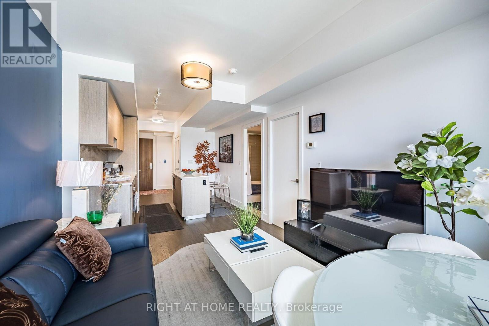 1604 - 200 Bloor Street W, Toronto, ON - Indoor Photo Showing Living Room