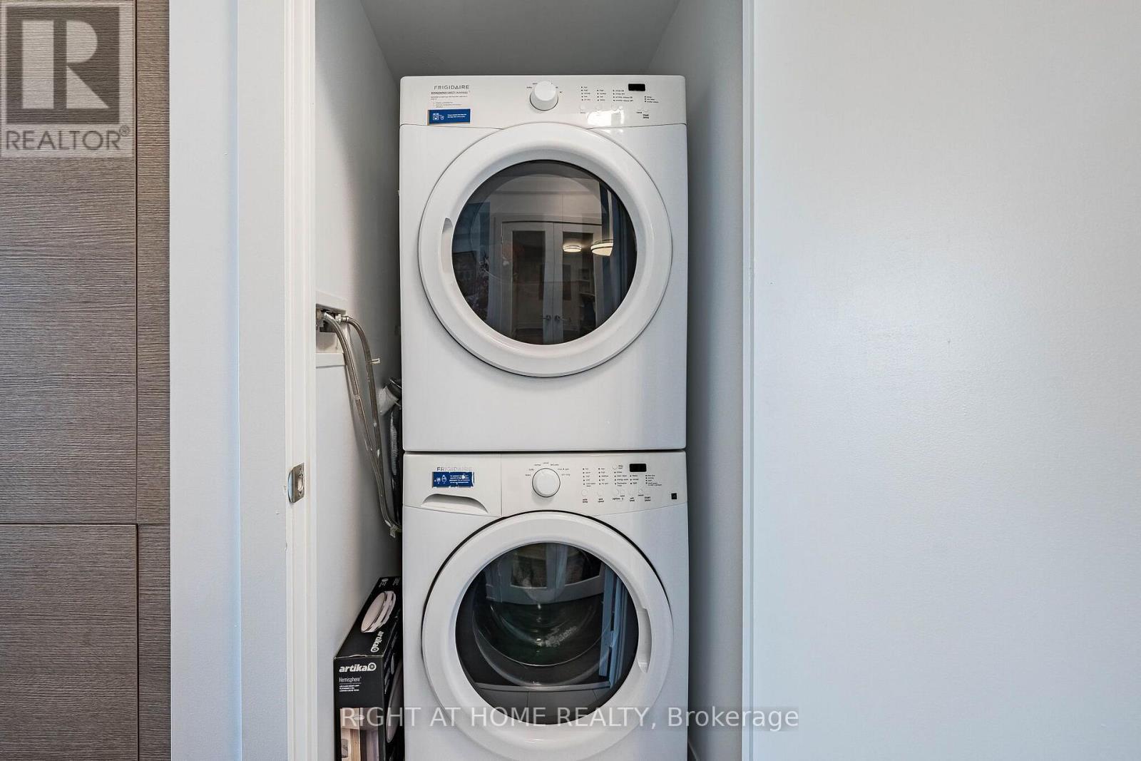 1604 - 200 Bloor Street W, Toronto, ON - Indoor Photo Showing Laundry Room