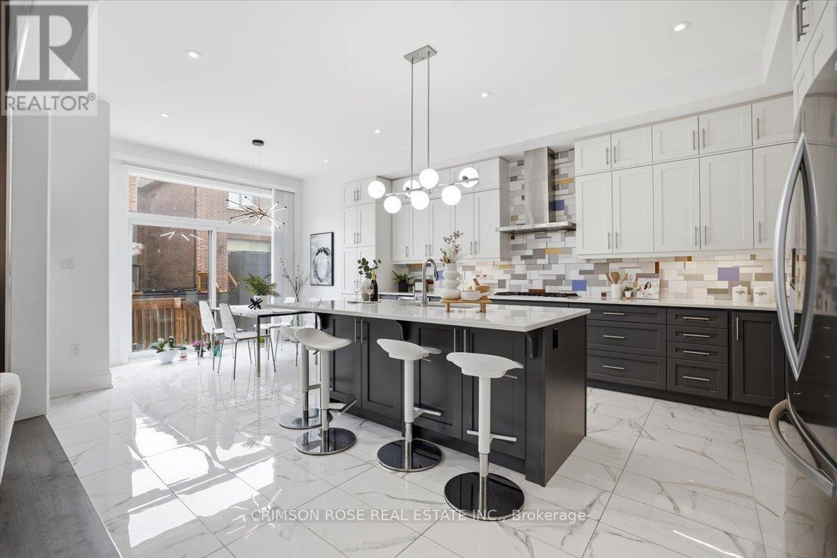1467 Everest Crescent, Oakville, ON - Indoor Photo Showing Kitchen With Upgraded Kitchen