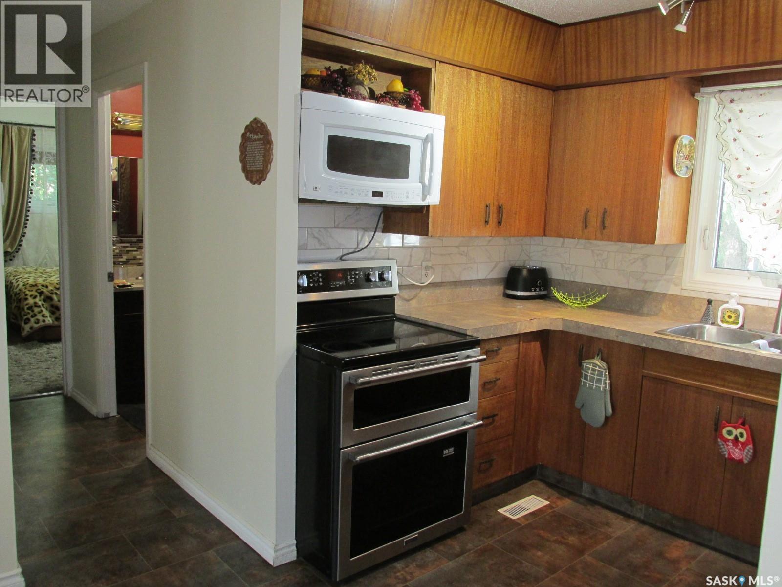311 3Rd Street N, Nipawin, SK - Indoor Photo Showing Kitchen With Double Sink
