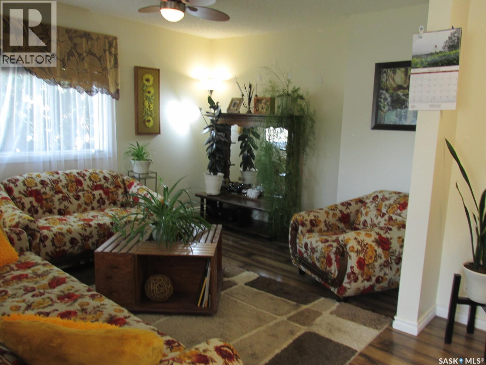 311 3Rd Street N, Nipawin, SK - Indoor Photo Showing Living Room
