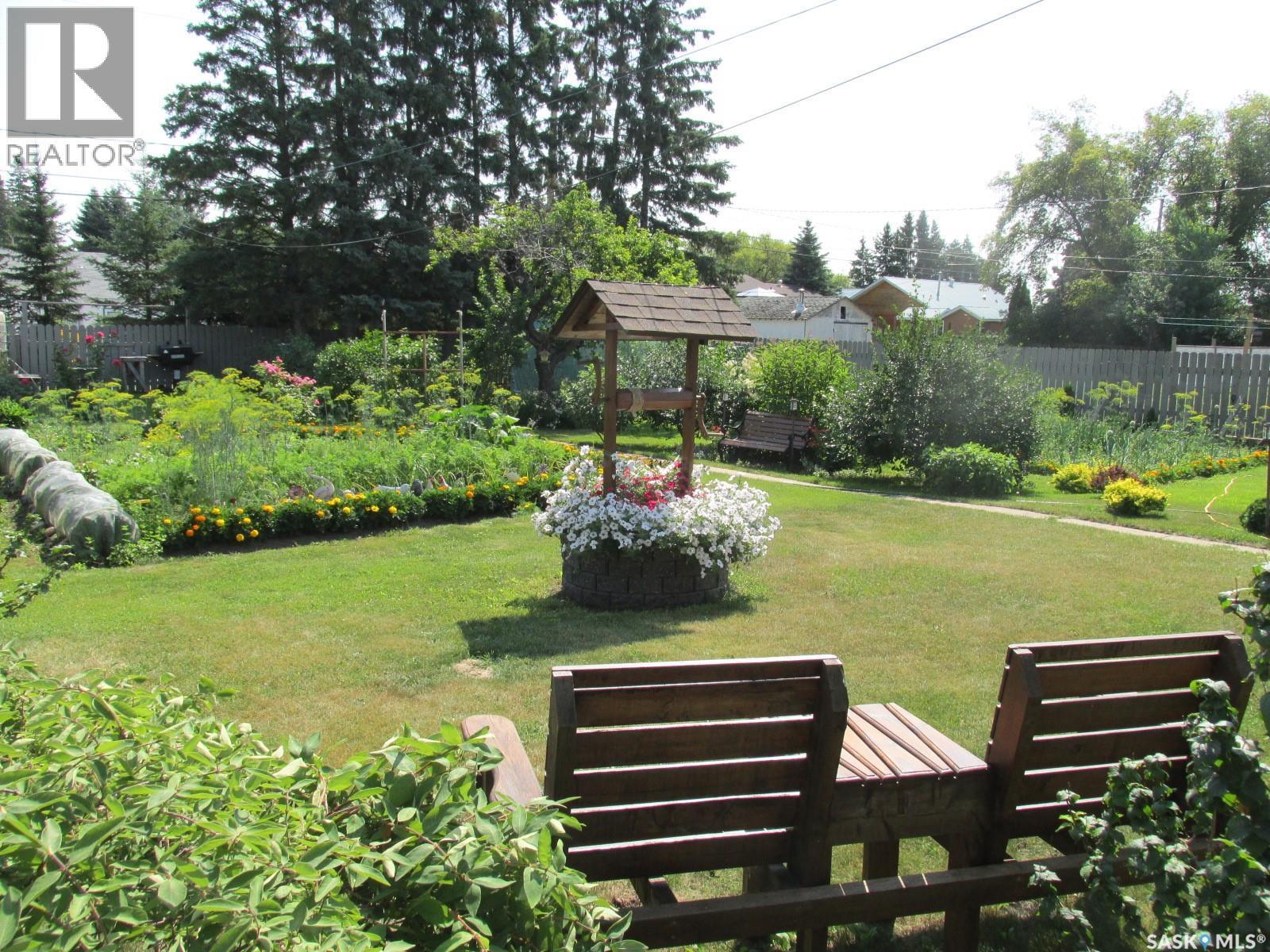 311 3Rd Street N, Nipawin, SK - Outdoor With Backyard