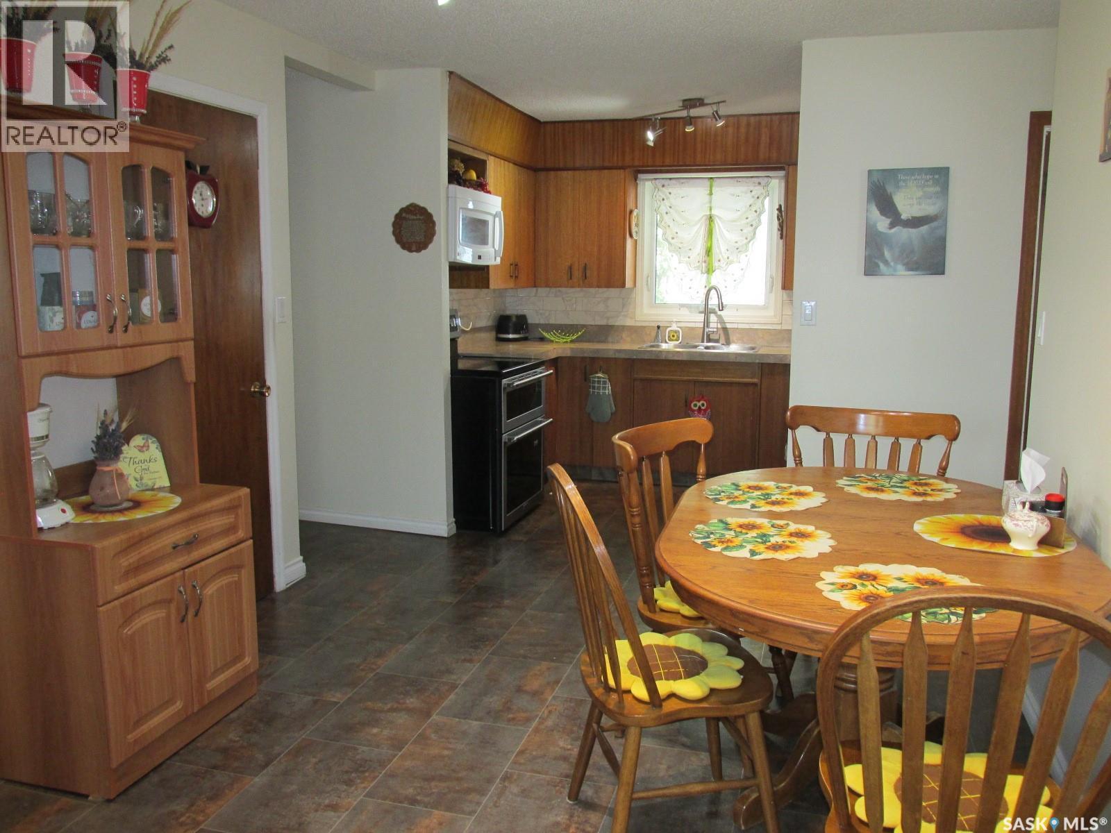 311 3Rd Street N, Nipawin, SK - Indoor Photo Showing Dining Room