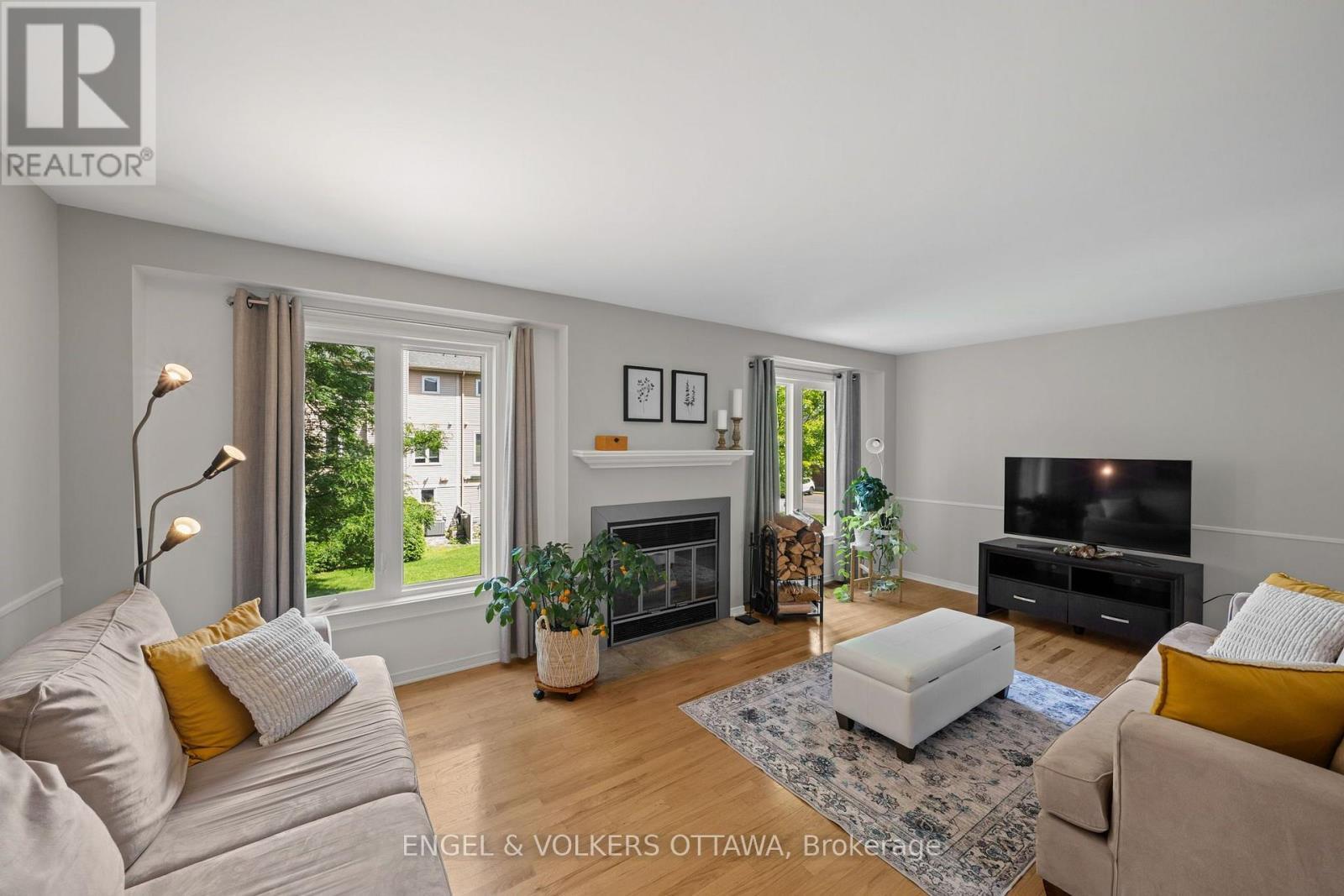 1831 Summerfields Crescent, Ottawa, ON - Indoor Photo Showing Living Room With Fireplace