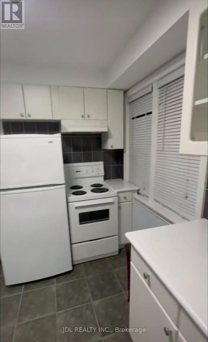 Unit A Bsmt - 10 Apache Trail, Toronto, ON - Indoor Photo Showing Kitchen
