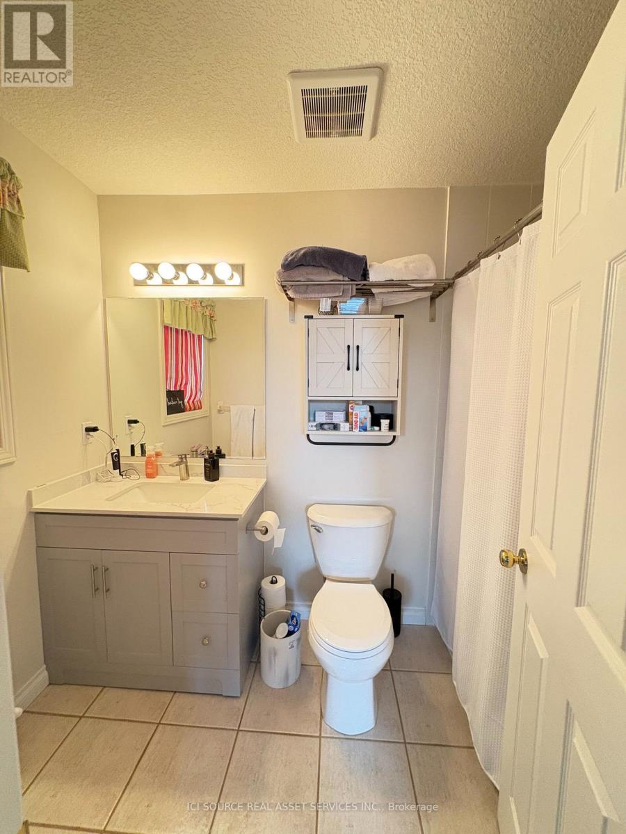 2 Woodcrest Court, Kitchener, ON - Indoor Photo Showing Bathroom