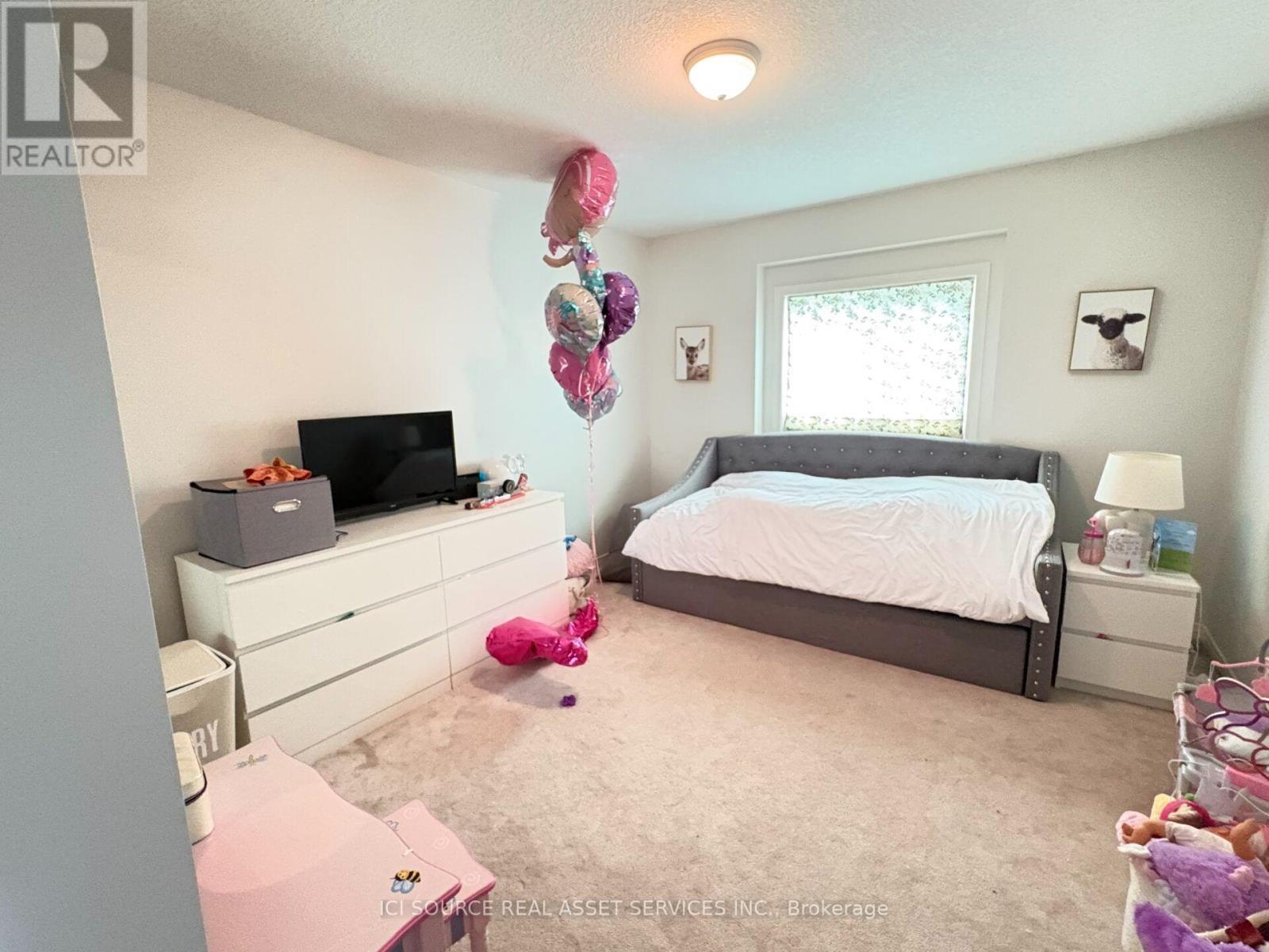 2 Woodcrest Court, Kitchener, ON - Indoor Photo Showing Bedroom