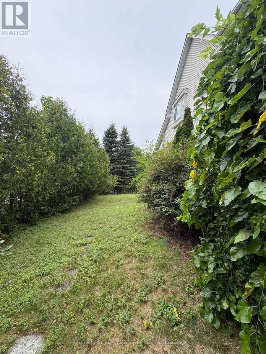 2 Woodcrest Court, Kitchener, ON - Outdoor