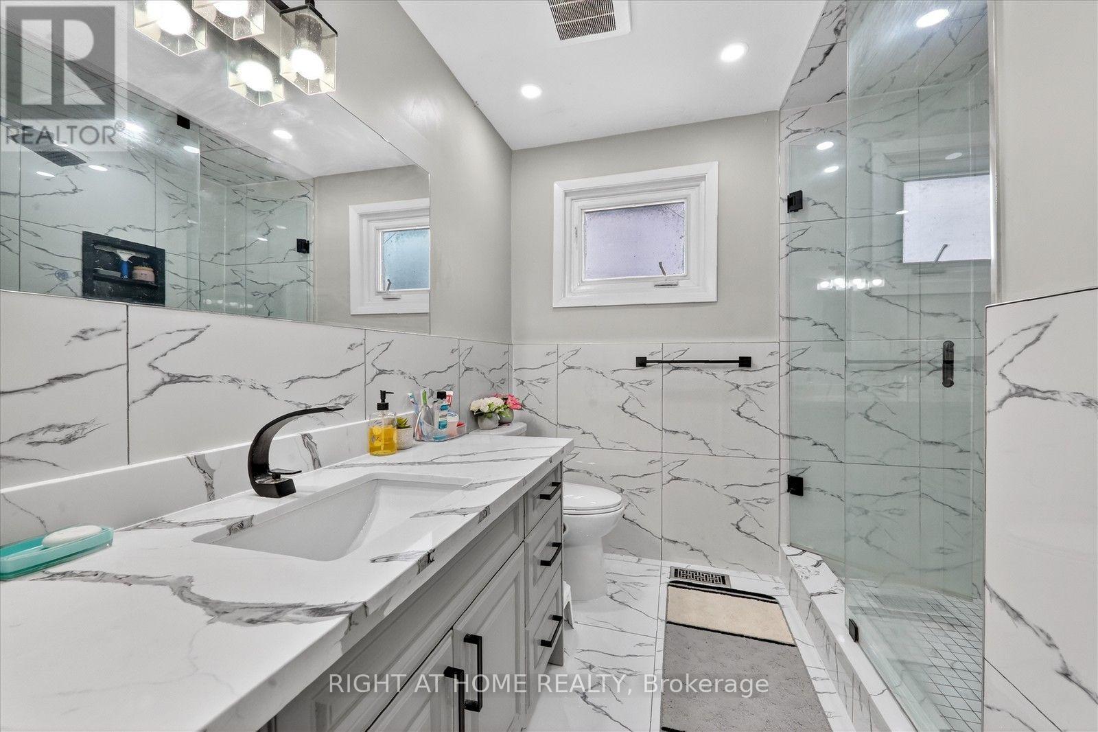 314 Morrish Road S, Toronto, ON - Indoor Photo Showing Bathroom