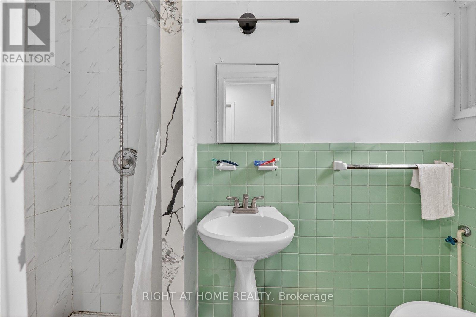 314 Morrish Road S, Toronto, ON - Indoor Photo Showing Bathroom