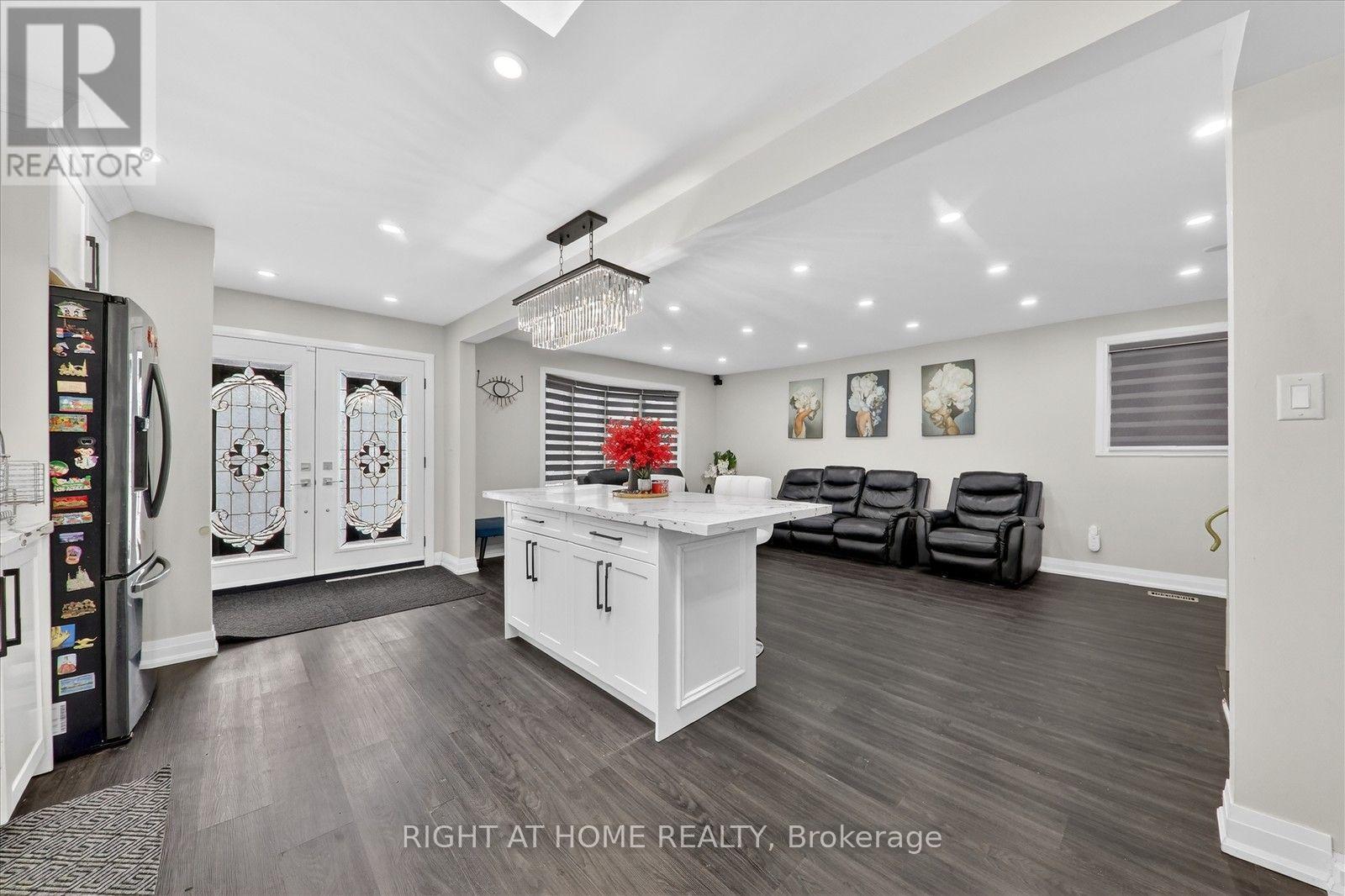 314 Morrish Road S, Toronto, ON - Indoor